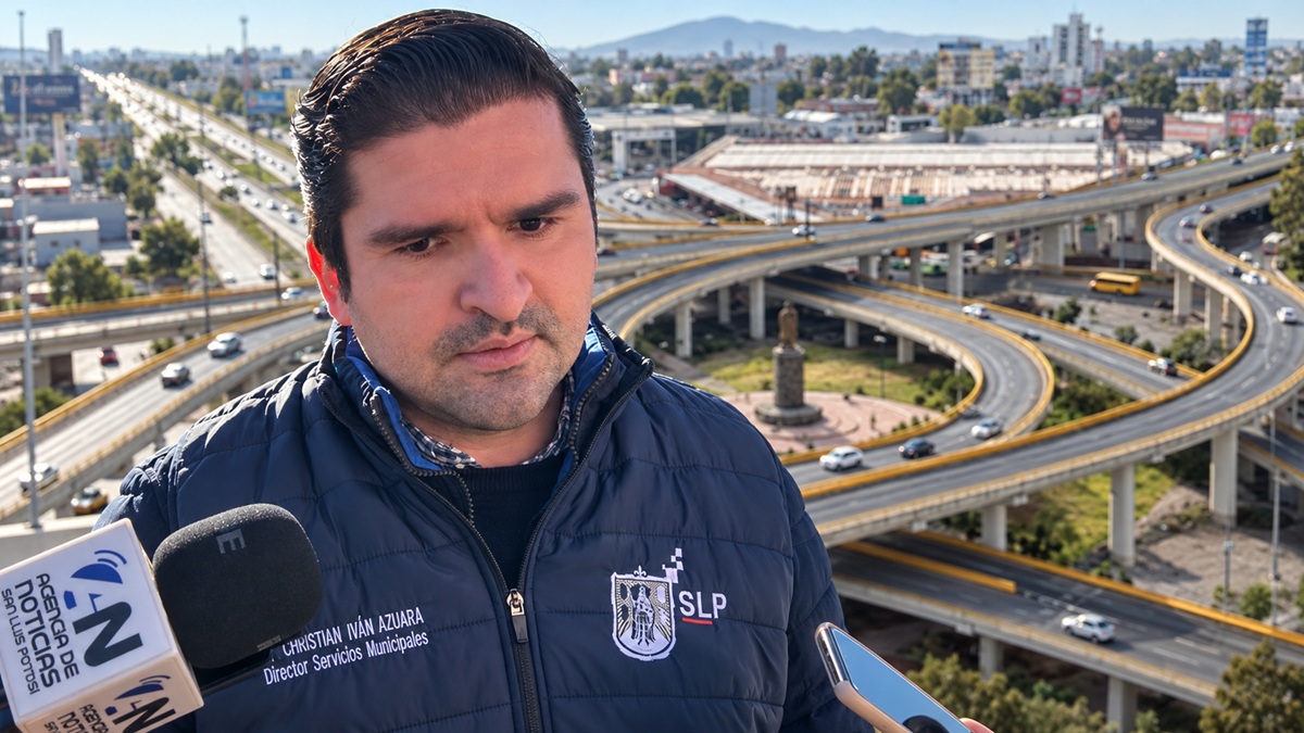 Christian Iván Azuara, director de Servicios Municipales de San Luis Potosí, durante una entrevista con un distribuidor vial al fondo.