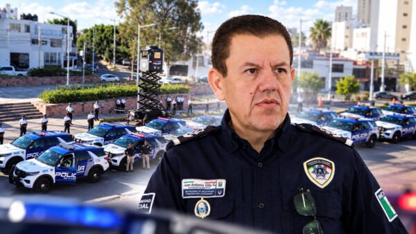 Juan Antonio Villa Gutiérrez y patrullas de la SSPC del Ayuntamiento de San Luis Potosí, en una composición editorial sobre el ahorro de gasolina de las unidades híbridas.