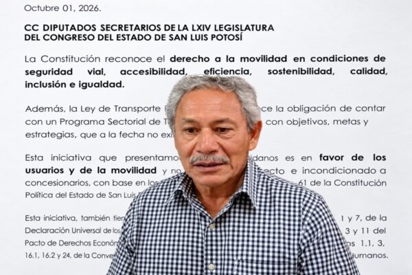 Margarito Terán López frente a documento de propuesta de apoyo al transporte público de San Luis Potosí